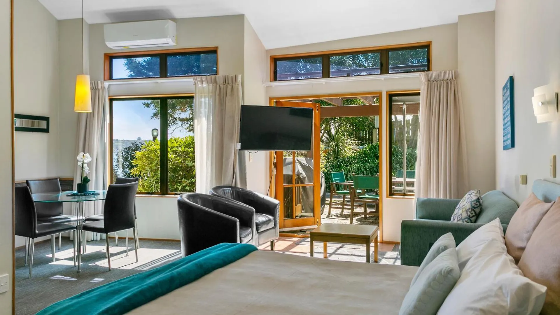 Cascades Lakefront Motel Taupo